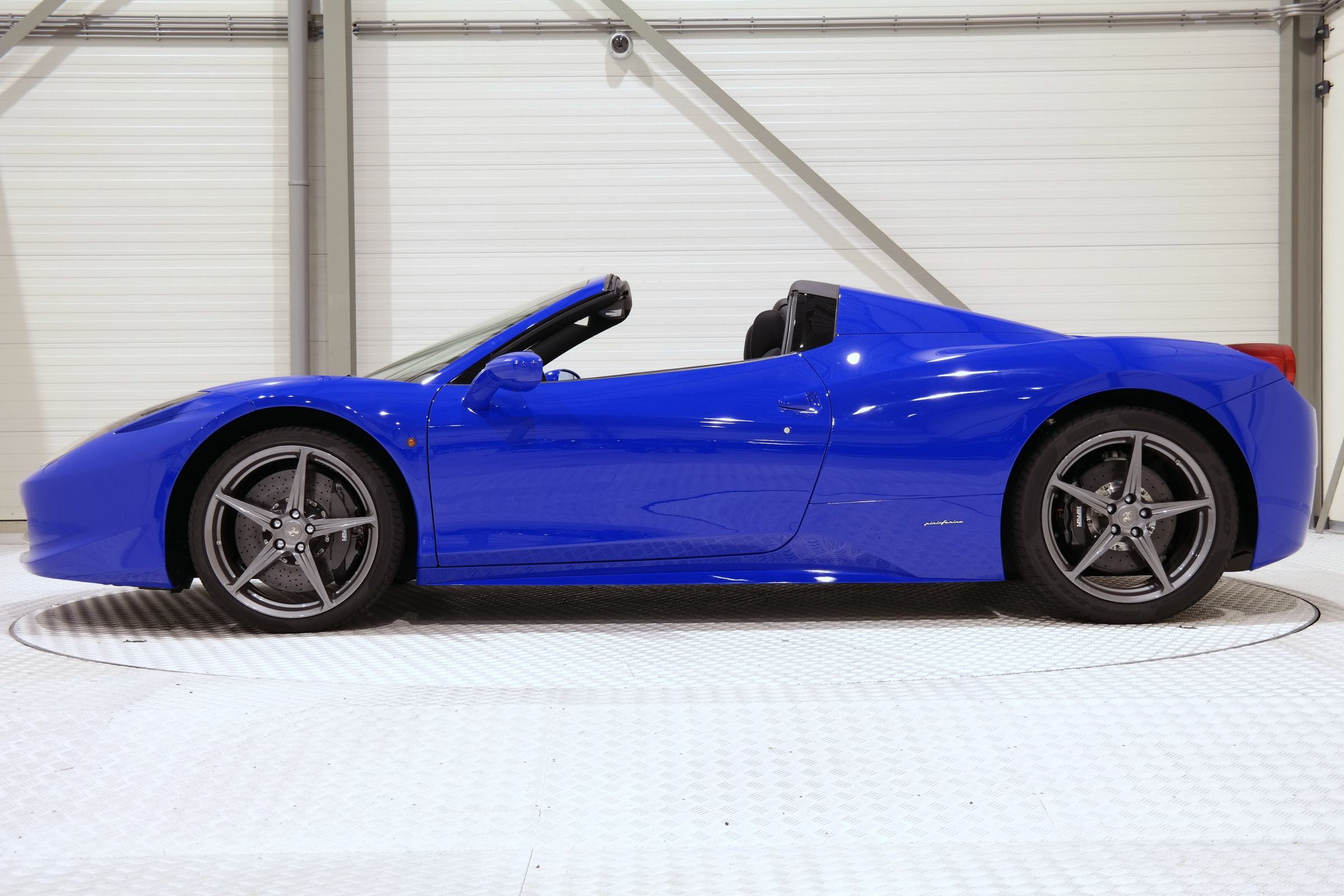 Уникальный Ferrari 458 Spider цвета Bugatti Blue 